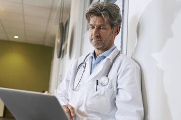 Doctor using laptop in his medical practice - PHDF00065