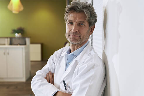 Porträt eines selbstbewussten Arztes in seiner Arztpraxis - PHDF00066