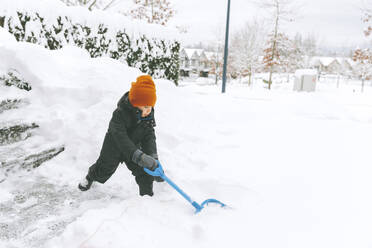 Kleiner Junge beim Schneeschaufeln, Vancouver, Kanada - CMSF00073