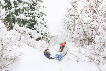 Frau spielt mit Baby in Winterlandschaft, Kanada - CMSF00078