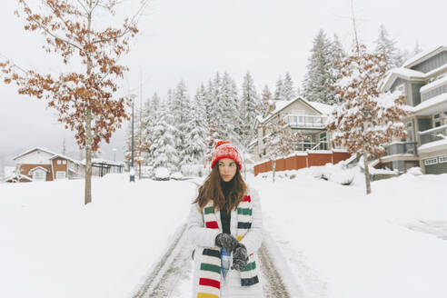 Porträt einer Frau, die im Winter Handschuhe anzieht, Vancouver, Kanada - CMSF00079