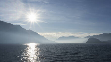 Panoramablick auf den Comer See vom Seeufer aus, Italien - MCVF00184