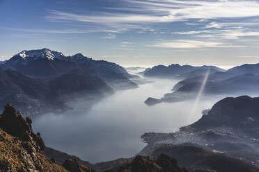 Panoramablick auf den Comer See von den Bergen aus, Italien - MCVF00187