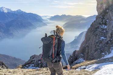 Frau beim Wandern in den Bergen am Comer See, Italien - MCVF00188
