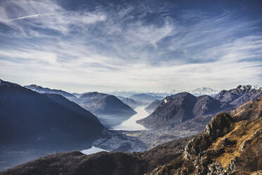 Panoramablick auf den Comer See von den Bergen aus, Italien - MCVF00189
