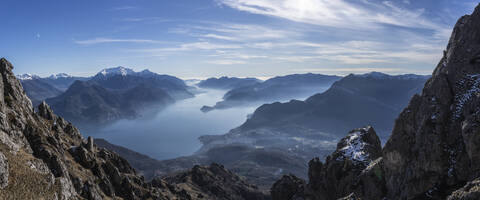 Panoramablick auf den Comer See von den Bergen aus, Italien, lizenzfreies Stockfoto