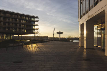 Deutschland, Hamburg, HafenCity bei Sonnenaufgang mit Leuchtturm Zero im Hintergrund - ASCF01074