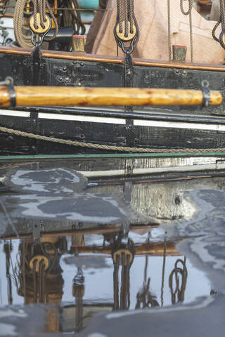 Deutschland, Hamburg, Segelschiff Takelage spiegelt sich in Wasserpfütze, lizenzfreies Stockfoto