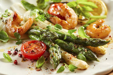 Plate of shrimps with roasted asparagus, tomatoes and basil - DREF00044