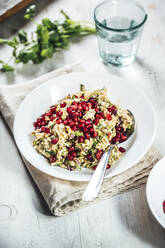 Baba-Ghanoush-Salat mit braunem Reis und Granatapfelkernen - IPF00530