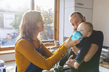 Die Familie in der Küche zu Hause - WPEF02470