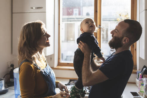 Glückliche Familie in der Küche zu Hause - WPEF02471