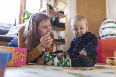 Kleiner Junge und seine Mutter spielen im heimischen Wohnzimmer - WPEF02475