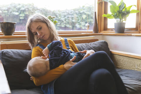 Mutter und Sohn auf dem Sofa, lizenzfreies Stockfoto