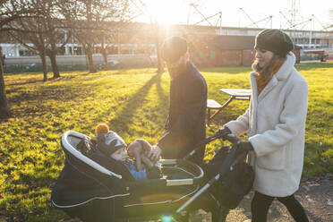 Ehepaar mit kleinem Sohn im Kinderwagen im Park - WPEF02504