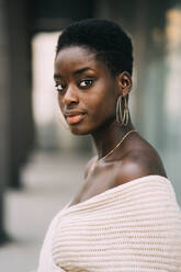 Porträt einer jungen Frau mit Ohrringen - MPPF00449