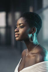 Porträt einer jungen Frau mit goldenen Ohrringen und Halskette - MPPF00451