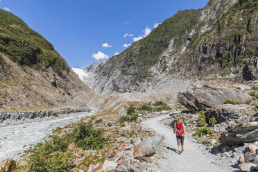 Neuseeland, Westland District, Franz Josef, Rucksacktouristin beim Wandern im Franz Josef Gletscher - FOF11447