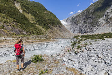 Neuseeland, Westland District, Franz Josef, Rucksacktouristin beim Wandern im Franz Josef Gletscher - FOF11457