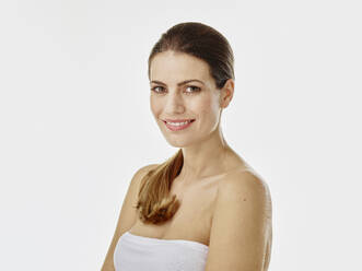 Porträt einer lächelnden Frau vor weißem Hintergrund - RORF01978
