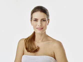 Porträt einer lächelnden Frau vor weißem Hintergrund - RORF01979