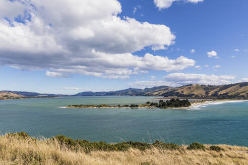 Neuseeland, Dunedin, Blick auf die Wolken über der Landzunge Taiaroa Head - FOF11466