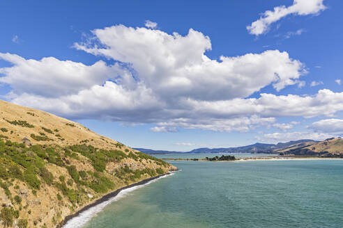 Neuseeland, Dunedin, Blick auf die Wolken über der Landzunge Taiaroa Head - FOF11467