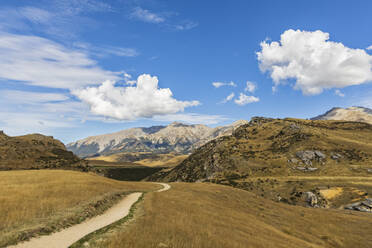 Neuseeland, Wolken über unbefestigter Straße im Cave Stream Scenic Reserve - FOF11485