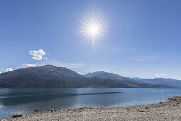 Neuseeland, Queenstown-Lakes District, Wanaka, Sonnenschein über dem Ufer des Lake Wanaka im Sommer - FOF11486