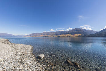 Neuseeland, Queenstown-Lakes District, Wanaka, Felsenufer des Wanaka-Sees im Sommer - FOF11487