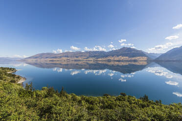 Neuseeland, Queenstown-Lakes District, Wanaka, Blauer Sommerhimmel, der sich im Wanaka-See spiegelt - FOF11488