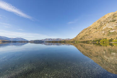 Neuseeland, Queenstown-Lakes District, Wanaka, Hügel, die sich im Wanakasee spiegeln - FOF11490