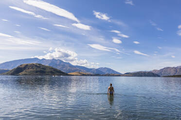 Neuseeland, Queenstown-Lakes District, Glendhu Bay, Touristin steht hüfttief im Lake Wanaka - FOF11492
