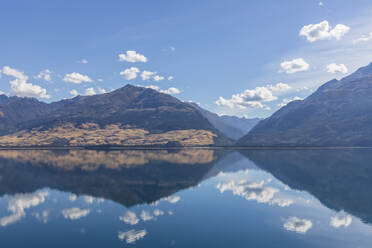 Neuseeland, Queenstown-Lakes District, Wanaka, Wanaka-See mit blauem Sommerhimmel und umliegenden Hügeln - FOF11493