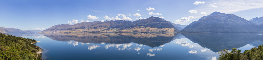 Neuseeland, Queenstown-Lakes District, Wanaka, Wanaka-See mit blauem Sommerhimmel und umliegenden Hügeln - FOF11495