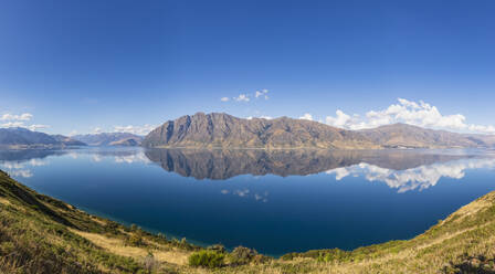 Neuseeland, Queenstown-Lakes District, Wanaka, Blick auf die sich im Hawea-See spiegelnden Hügel - FOF11496