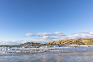 Neuseeland, Himmel über den Wellen, die an den Küstenstrand von Nugget Point schlagen - FOF11503