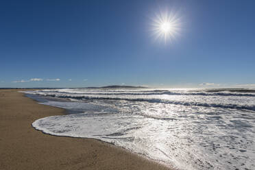 Neuseeland, Kaka Point, Sonnenschein über Sandstrand - FOF11504