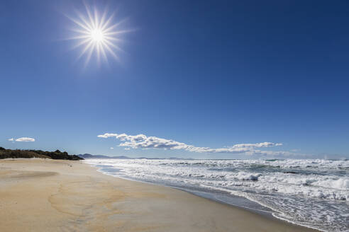 Neuseeland, Kaka Point, Sonnenschein über Sandstrand - FOF11508