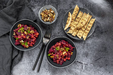 Fladenbrot und Teller mit Rote-Bete-Salat mit Kichererbsen, gerösteten Walnüssen und Petersilie - SARF04438