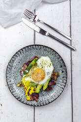 Fried egg with bacon, sliced avocado and Parmesan cheese - SARF04443