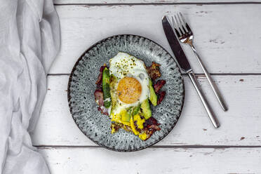 Fried egg with bacon, sliced avocado and Parmesan cheese - SARF04444