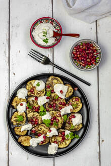 Gebackene Auberginenscheiben mit Tahini, Granatapfelkernen und Petersilie - SARF04446