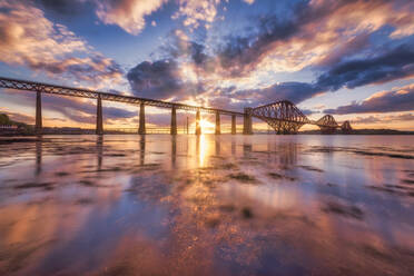 UK, Schottland, South Queensferry, Forth Bridge bei dramatischem Sonnenuntergang - SMAF01725