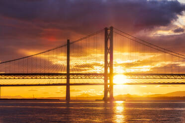 UK, Schottland, South Queensferry, Forth Road Bridge und Queensferry Crossing bei dramatischem Sonnenuntergang - SMAF01727