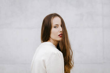 Porträt einer jungen Frau mit langen Haaren und roten Lippen - TCEF00062