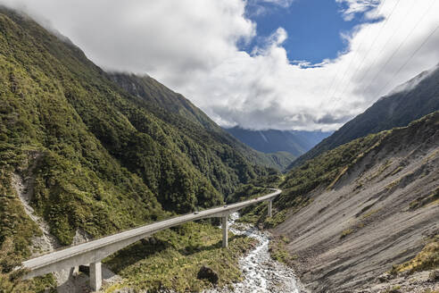 Neuseeland, Selwyn District, Arthurs Pass, Otira-Viadukt, das sich entlang eines bewaldeten Tals erstreckt - FOF11524