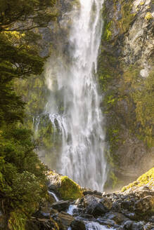 Neuseeland, Selwyn District, Arthurs Pass, Unterseite des Devils Punchbowl Wasserfalls - FOF11528