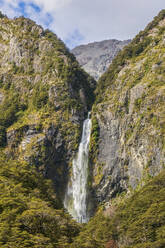 Neuseeland, Selwyn District, Arthurs Pass, Blick auf den Devils Punchbowl Wasserfall - FOF11529