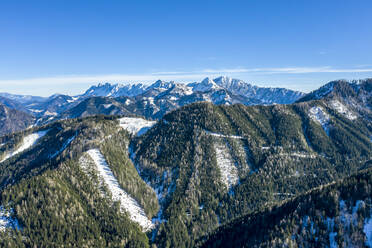 Österreich, Kärnten, Luftaufnahme einer bewaldeten Bergkette - DAWF01189